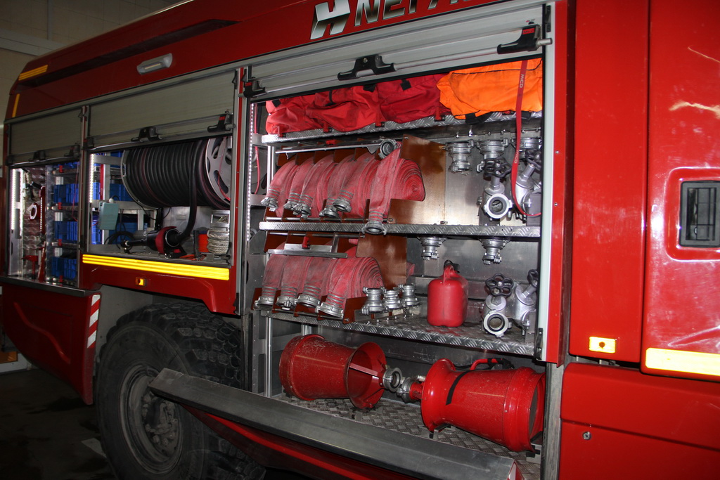 Отсеки пожарного автомобиля. Пожарная автоцистерна АЦ-3,0-40 (43502) C системой тушения HIROMAX. Оснащение пожарного автомобиля. Крепление оборудования в пожарных машинах.